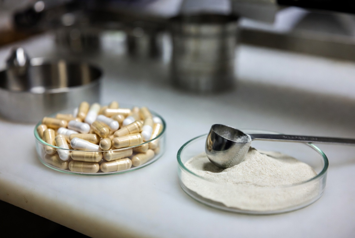 Capsule And Powder Contrast